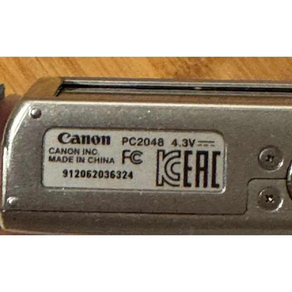 Canon PowerShot ELPH 135 16MP Digital Camera Silver Battery, Charger Etc. Clean